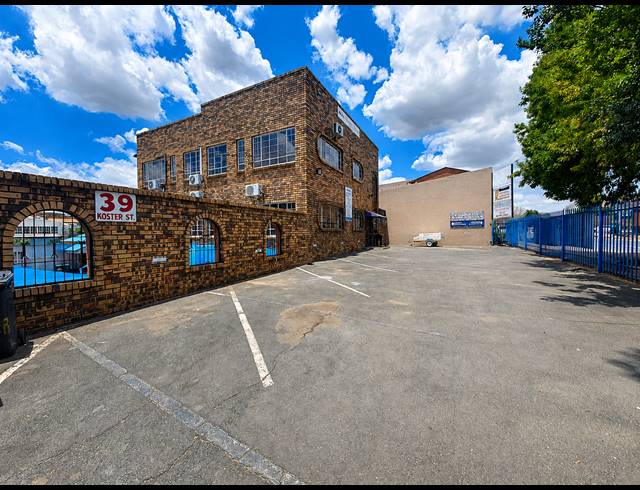 M² BUILDING TO LET IN BOOYSENS